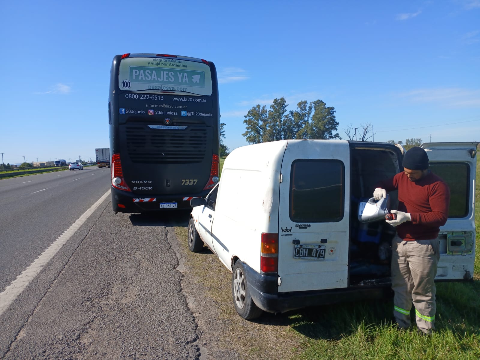 Mecánico trabajando en banquina de autopista
